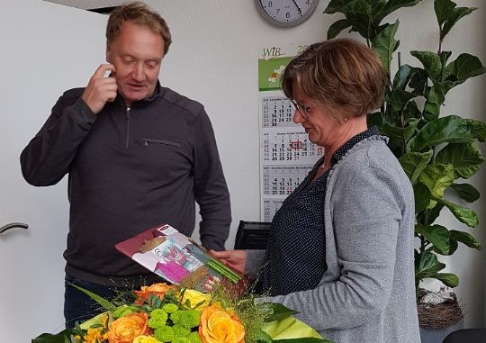 Geschäftsführer der WiR Solutions überreicht Mitarbeitern Geschenk