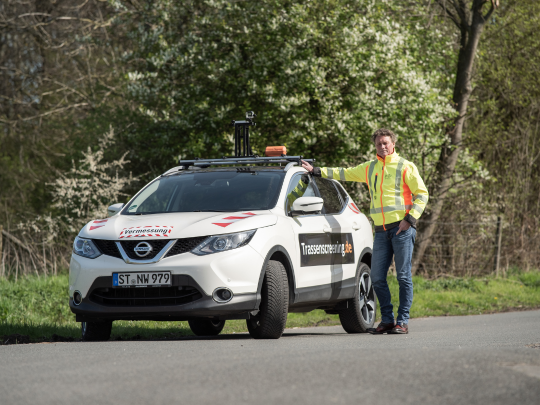 WiR Mitarbeiter neben Trassenscreening-Auto