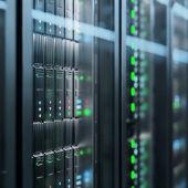 IT-Infrastruktur in Form von Servern, die grün und blau leuchten