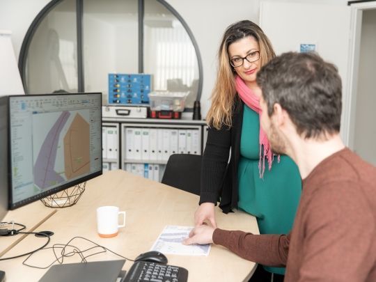 Zwei WiR-Mitarbeitende vor einem digitalen Netzplan