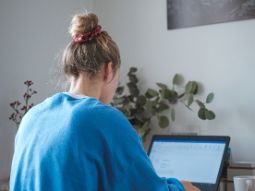 Auszubildende sitzt vor einem Laptop und arbeitet