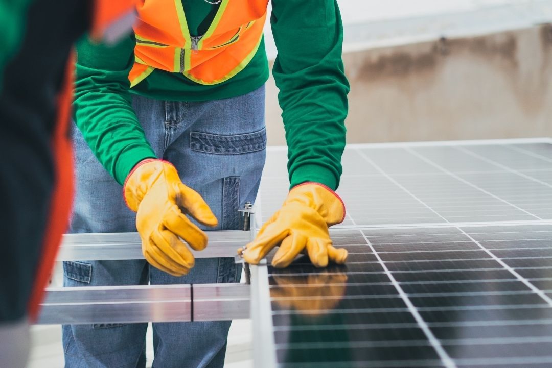 zwei Handwerker arbeiten an einer Solaranlage