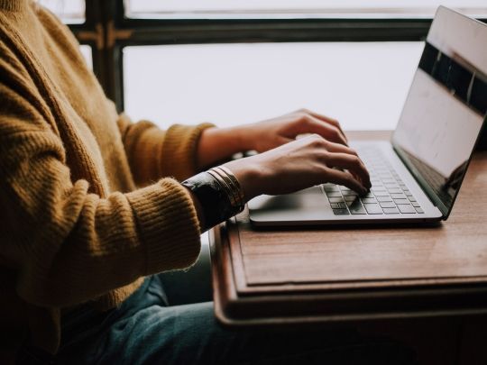 Person sitzt am Laptop