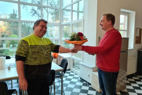 Frank Ribbers überreicht Michael Hassing einen Blumenstrauß zu seinem 10-jährigen Jubiläum bei der WiR Solutions
