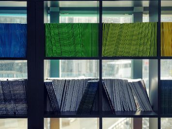 Bunte Ordner im Regal