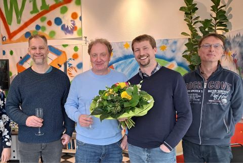 Jubilar mit Kollegen und Geschäftsführer