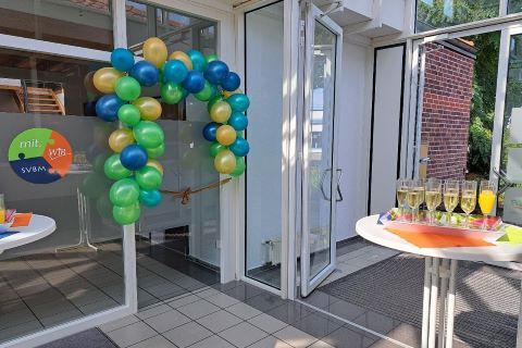 Neue Büroräume mit Ballons und Sekt
