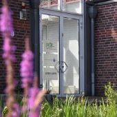 Eingangstür zum Firmensitz der WiR Solution mit Pflanzen im Vordergrund