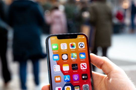 Mit 5G lassen sich mehr Daten in kürzerer Zeit mit weniger Störungen übermitteln.