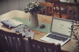 Laptop im Homeoffice auf einem Küchentisch