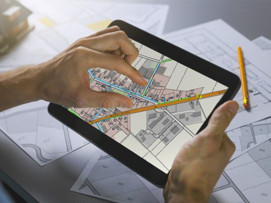Netzplan auf Tablet in Händen
