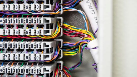 Telefonkabel im Verteilerkasten