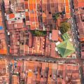 Luftaufnahme einer dicht bebauten Stadt mit eng aneinanderliegenden Häusern und Straßen – symbolisiert das komplexe Versorgungsgebiet für die Netzplanung.