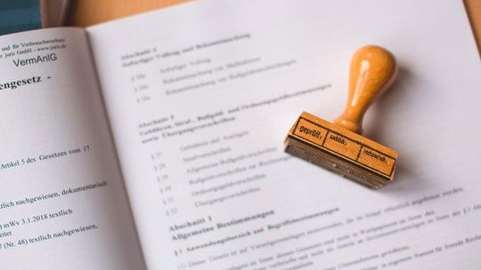 Unterlagen mit einem Holzstempel darauf