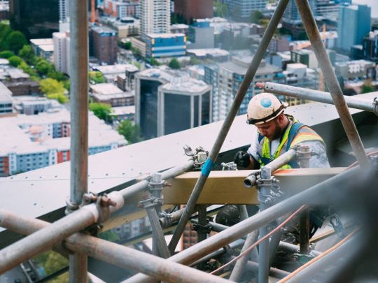 Bauarbeiter auf Gerüst auf einer Baustelle