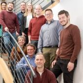 Gruppenbild von WiR Solutions-Mitarbeitenden auf einer Treppe