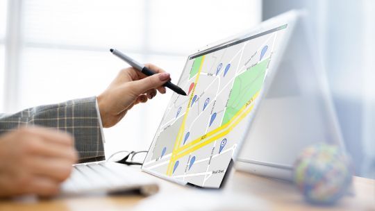 Person arbeitet an einer Karte auf einem Tablet